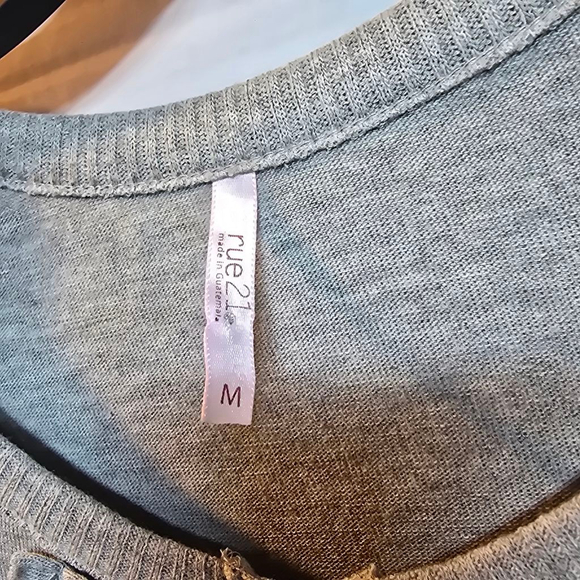 Juniors Rue21 Gray Ruffle Button-Front Cardigan M - Picture 4 of 6